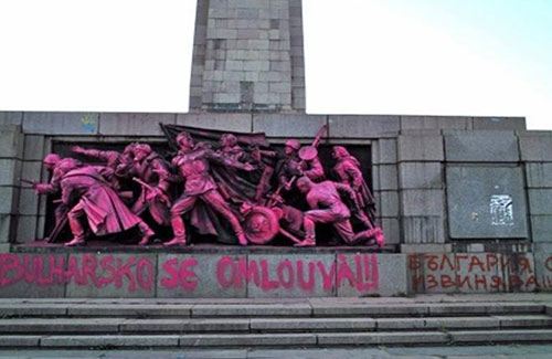 Оскверненный вандалами памятник Советской Армии в Софии, Болгария Оскверненный вандалами памятник Советской Армии в Софии, Болгария