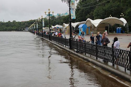 Фото: набережная реки Амур. До эвакуации населения осталось менее метра