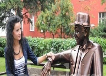В Барнауле установили Лавочку влюбленных В Барнауле установили Лавочку влюбленных