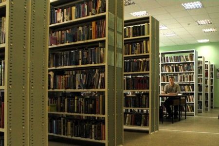 В библиотеке множество ценных источников