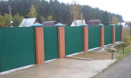 Установка забора - одна из самых несложных строительных работ Установка забора - одна из самых несложных строительных работ