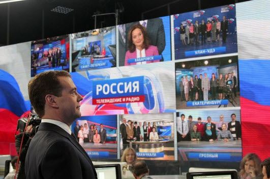 Дмитрий Медведев во время посещения ВГТРК в 2011 году Дмитрий Медведев во время посещения ВГТРК в 2011 году