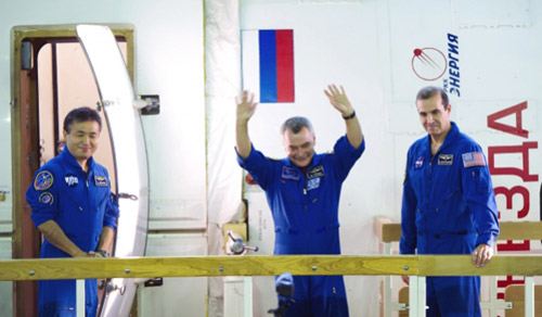 Космонавт Роскосмоса Михаил Тюрин, астронавт NASA Ричард Мастраккио и японский астронавт Коичи Ваката Космонавт Роскосмоса Михаил Тюрин, астронавт NASA Ричард Мастраккио и японский астронавт Коичи Ваката