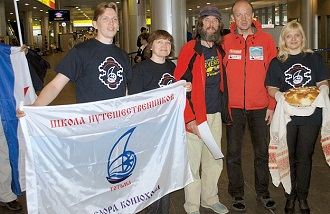 Побывавший на Эвересте флаг Тотемской школы путешественников Побывавший на Эвересте флаг Тотемской школы путешественников