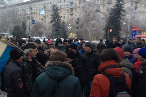 В Волгограде разогнали людей, которые собрались на народный сход В Волгограде разогнали людей, которые собрались на народный сход