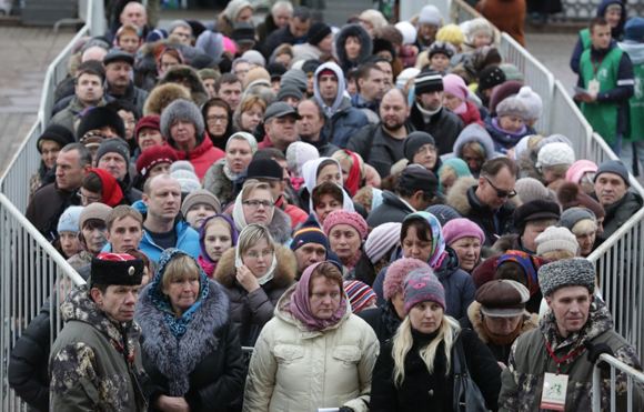 Очередь к Дарам волхвов стала продвигаться быстрее Очередь к Дарам волхвов стала продвигаться быстрее