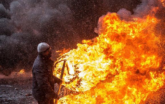 В центре столицы Украины горящие покрышки вызвали пожар в доме В центре столицы Украины горящие покрышки вызвали пожар в доме