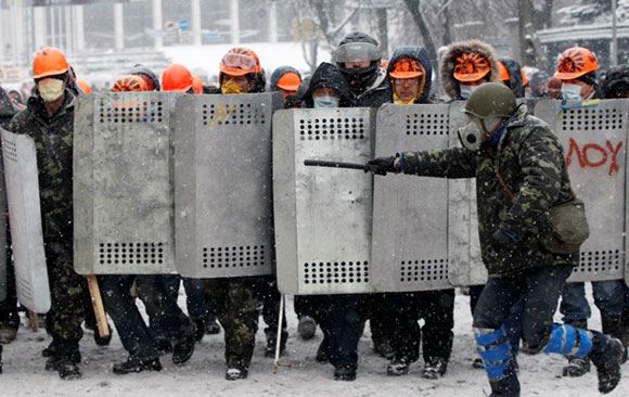 В столице Украины неизвестные избили в метро военнослужащего В столице Украины неизвестные избили в метро военнослужащего
