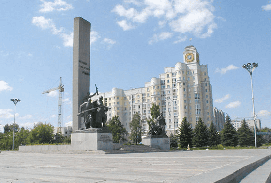 Брянск – крупный город, в котором проживает более полумиллиона человек Брянск – крупный город, в котором проживает более полумиллиона человек