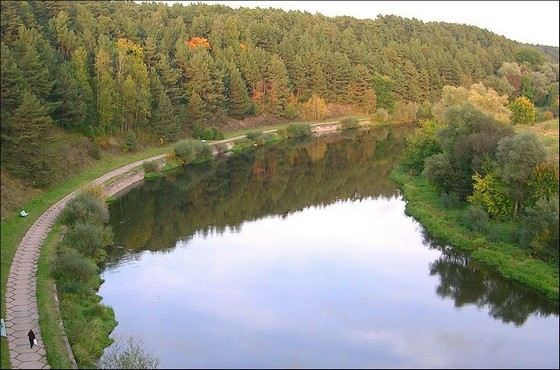 Москва-река хоть и не самая чистая, но очень популярная река в Московской области Москва-река хоть и не самая чистая, но очень популярная река в Московской области