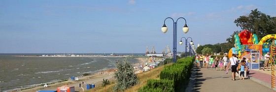 Улица Шмидта самая широкая в мире. Ее четная и нечетные стороны находятся в разных городах Улица Шмидта самая широкая в мире. Ее четная и нечетные стороны находятся в разных городах