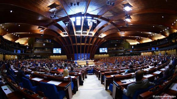 ПАСЕ не стала лишать Россию полномочий, но лишила права голоса