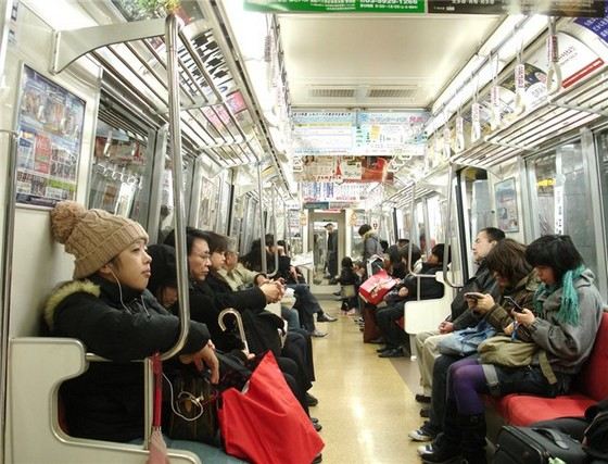 Женский вагон в метро в Токио Женский вагон в метро в Токио