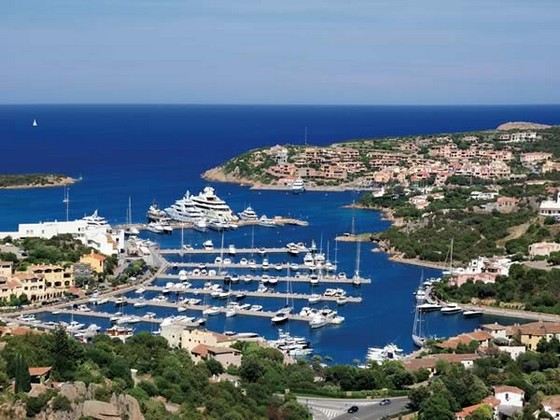 Стоянка для элитных яхт - порт Porto Cervo в Сардинии Стоянка для элитных яхт - порт Porto Cervo в Сардинии
