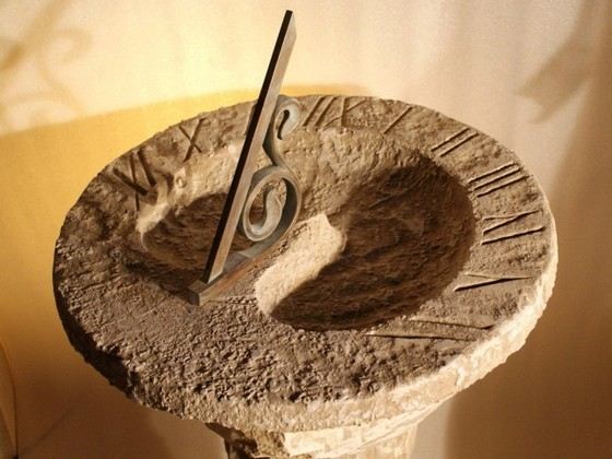Первые часы, которые показывали точное время были солнечными Первые часы, которые показывали точное время были солнечными