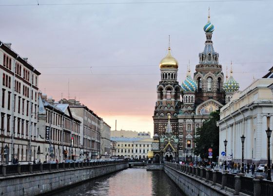Санкт-Петербург - один из самых крупных городов России Санкт-Петербург - один из самых крупных городов России