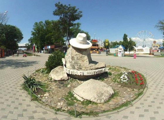 Необычный памятник белой шляпе в Анапе Необычный памятник белой шляпе в Анапе