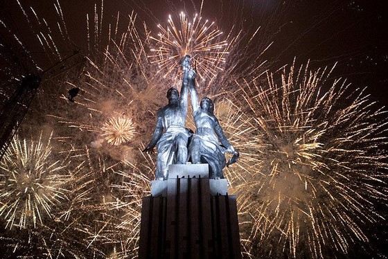Рабочий и колхозница - легендарный советский памятник Рабочий и колхозница - легендарный советский памятник
