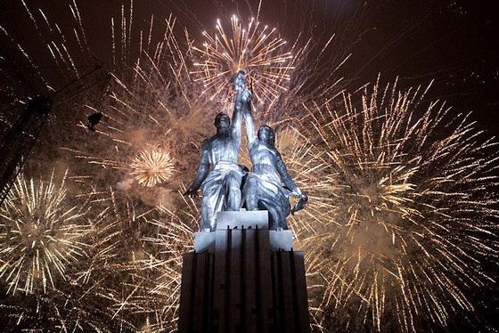 Рабочий и колхозница - легендарный советский памятник