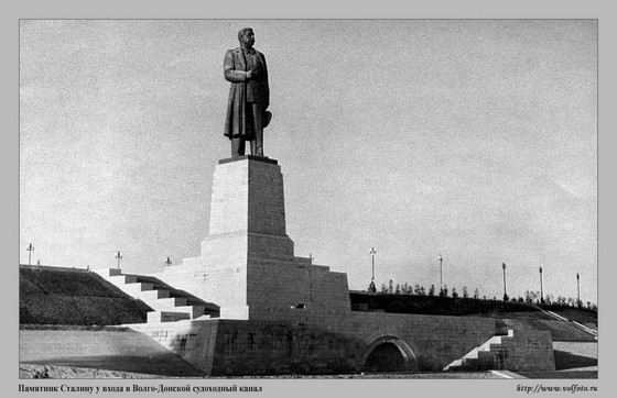 Огромный памятник Сталину стоял в Волгограде