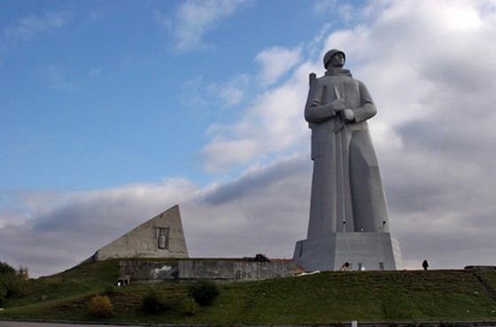 Огромный памятник Алеше в Мурманске