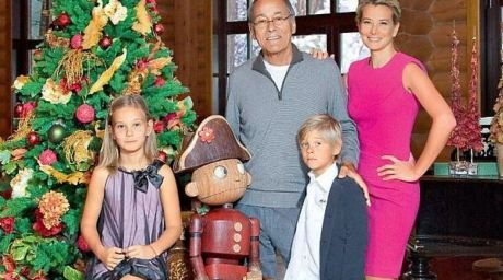 Андрей Кончаловский с семьей Андрей Кончаловский с семьей