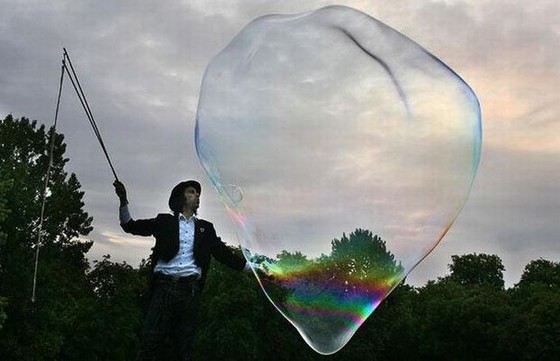 Компания «Beeboo Big Bubble Mix» ставила рекорды по надуванию огромных мыльных пузырей