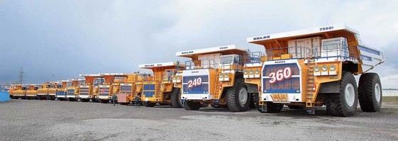 Раньше самым большим самосвалом считался БелАЗ-75601 Раньше самым большим самосвалом считался БелАЗ-75601
