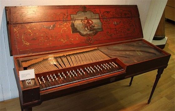 Старинный музыкальный инструмент клавикорд Старинный музыкальный инструмент клавикорд