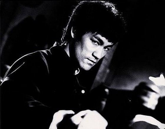 Брюс Ли умер в 32 года Брюс Ли умер в 32 года