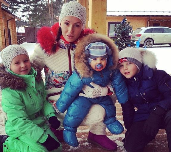 Жена Вячеслава Малафеева усыновила двух его детей Жена Вячеслава Малафеева усыновила двух его детей