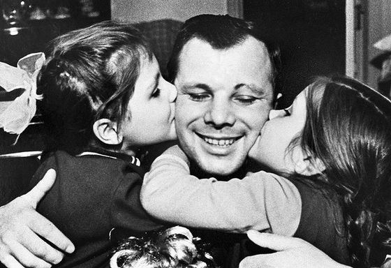 Первый русской космонавт Юрий Гагарин стал самым известным человеком в мире Первый русской космонавт Юрий Гагарин стал самым известным человеком в мире
