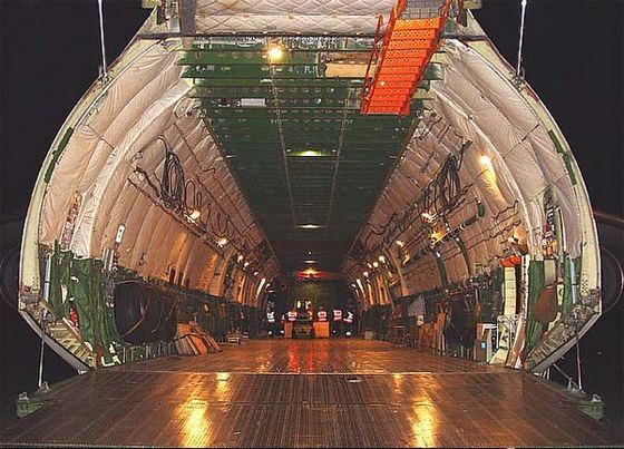 Огромный Ан-225 внутри Огромный Ан-225 внутри