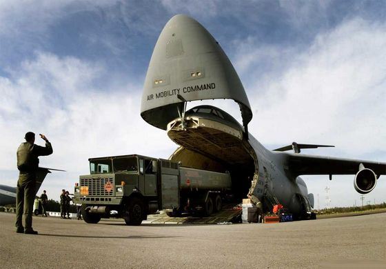 Огромный Lockheed C-5 Galaxy используется в военных целях Огромный Lockheed C-5 Galaxy используется в военных целях