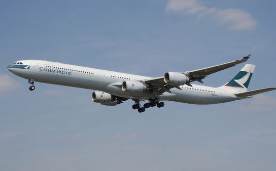 Большой самолет Airbus A340-600 летает между континентами Большой самолет Airbus A340-600 летает между континентами
