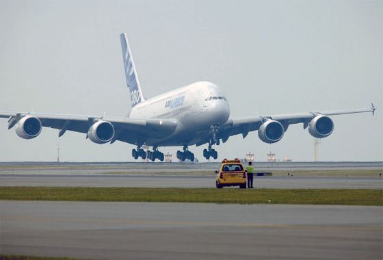 Airbus A380 сегодня считается самым большим пассажирским самолетом в мире Airbus A380 сегодня считается самым большим пассажирским самолетом в мире