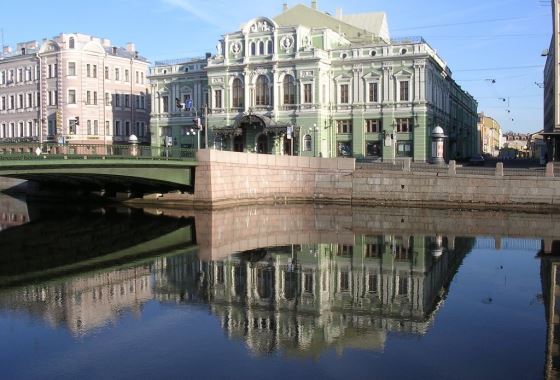 Петербуржцы ожидают открытие театра Петербуржцы ожидают открытие театра