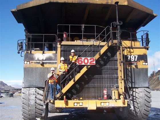 Мощность Caterpillar 797F около 4000 лошадиных сил Мощность Caterpillar 797F около 4000 лошадиных сил