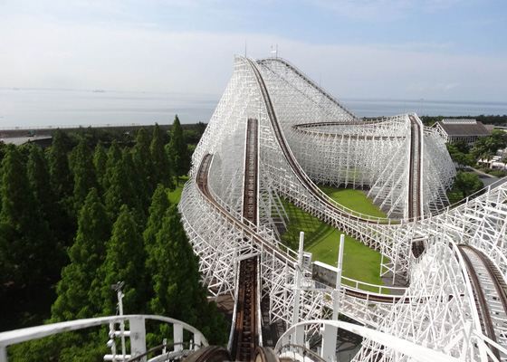 Один самых страшных аттракционов мира - скоростные горки White Cyclone Один самых страшных аттракционов мира - скоростные горки White Cyclone