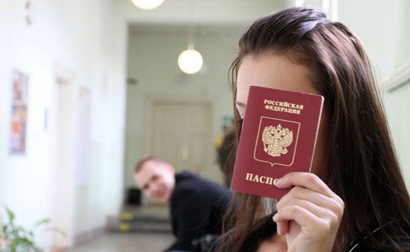 Гражданам РФ, повредившим свой паспорт за рубежом, разрешат вернуться на родину Гражданам РФ, повредившим свой паспорт за рубежом, разрешат вернуться на родину
