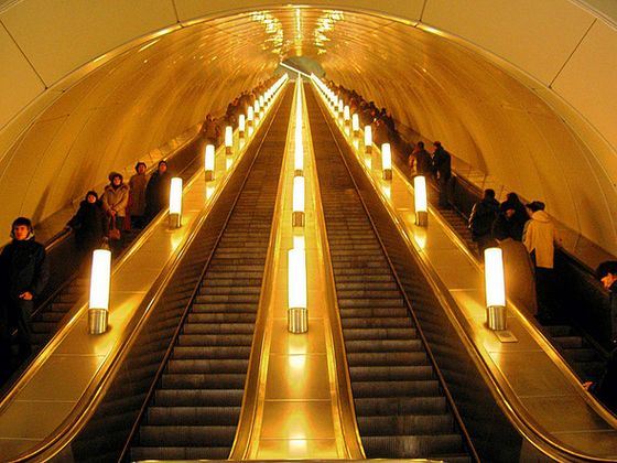 Самый длинный эскалатор в метро на станции Адмиралтейская Самый длинный эскалатор в метро на станции Адмиралтейская