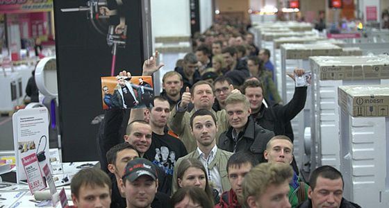 В популярных магазинах и сегодня бывают очереди В популярных магазинах и сегодня бывают очереди