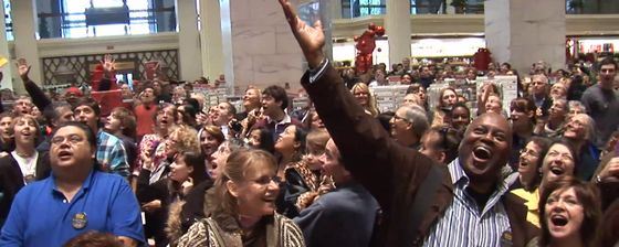 Первый в мире флешмоб прошел в Нью-Йорке в 2003 году Первый в мире флешмоб прошел в Нью-Йорке в 2003 году