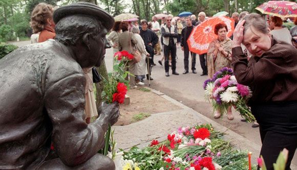Татьяна Никулина у памятника Юрию Никулину Татьяна Никулина у памятника Юрию Никулину