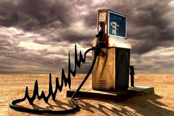 Цены на нефть падают, а на бензин - растут Цены на нефть падают, а на бензин - растут