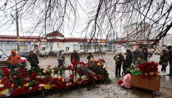 Цветы на месте подрыва волгоградского троллейбуса Цветы на месте подрыва волгоградского троллейбуса