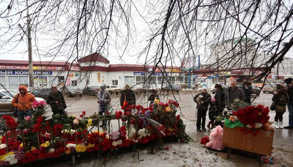 Цветы на месте подрыва волгоградского троллейбуса