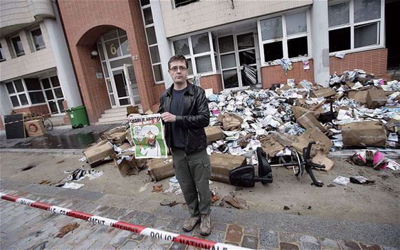 Издатель Charlie Hebdo после террористической атаки на журнал в 2011 году Издатель Charlie Hebdo после террористической атаки на журнал в 2011 году
