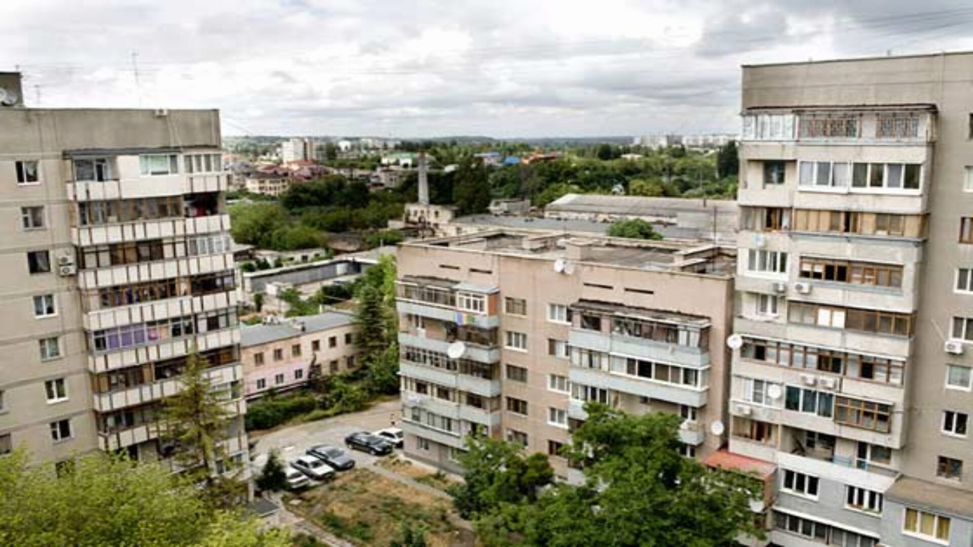 Преимуществом многоквартирных домов является более простой доступ к городской инфраструктуре Преимуществом многоквартирных домов является более простой доступ к городской инфраструктуре