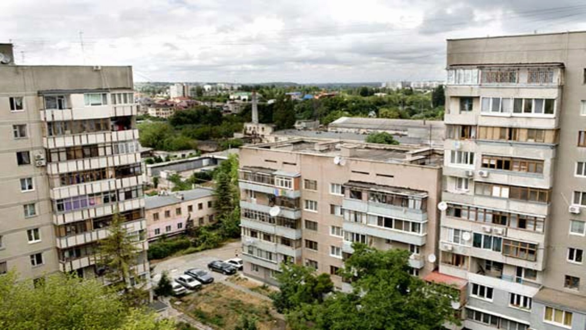 Преимуществом многоквартирных домов является более простой доступ к городской инфраструктуре